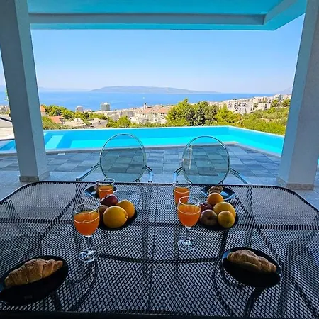 Lamar Super Views In Villa *