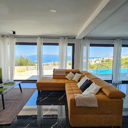 Lamar Super Views In Villa *